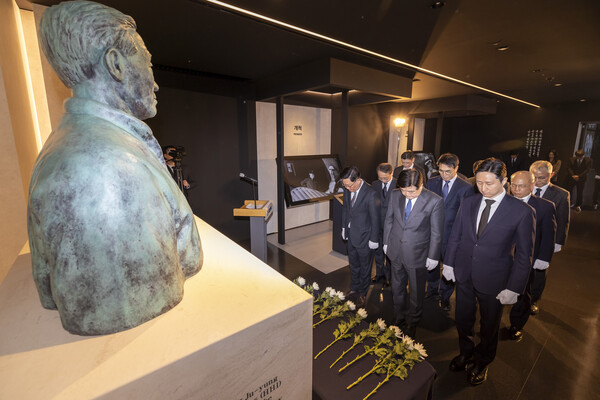 2025년 3월 21일 판교에 위치한 HD현대 글로벌R&D센터에서 권오갑 HD현대 회장(앞줄 가운데), 정기선 수석부회장(앞줄 오른쪽) 등 주요 경영진이 24주기 추모식을 진행하고 있다. /HD현대