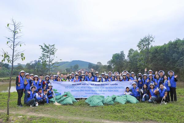 삼성전자 SEVT(베트남) 임직원들이 까우강(Cau River)의 정화 활동을 실시했다. /2025.3.21.삼성전자