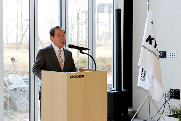 2025년 3월 13일 진행된 교촌그룹 창립 34주년 기념식에서 권원강 회장이 창립기념사를 전하고 있다. /교촌그룹