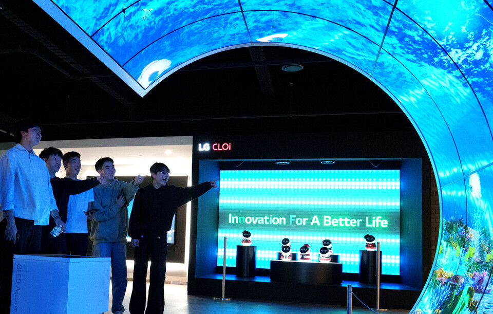 2025년 3월 21일(현지시간) LG전자 북미법인 본사를 방문한 미국 프린스턴대 학생들이 LG전자의 올레드 플렉서블 사이니지로 만들어진 체험존을 살펴보고 있다. 2025.3.23./사진=LG전자