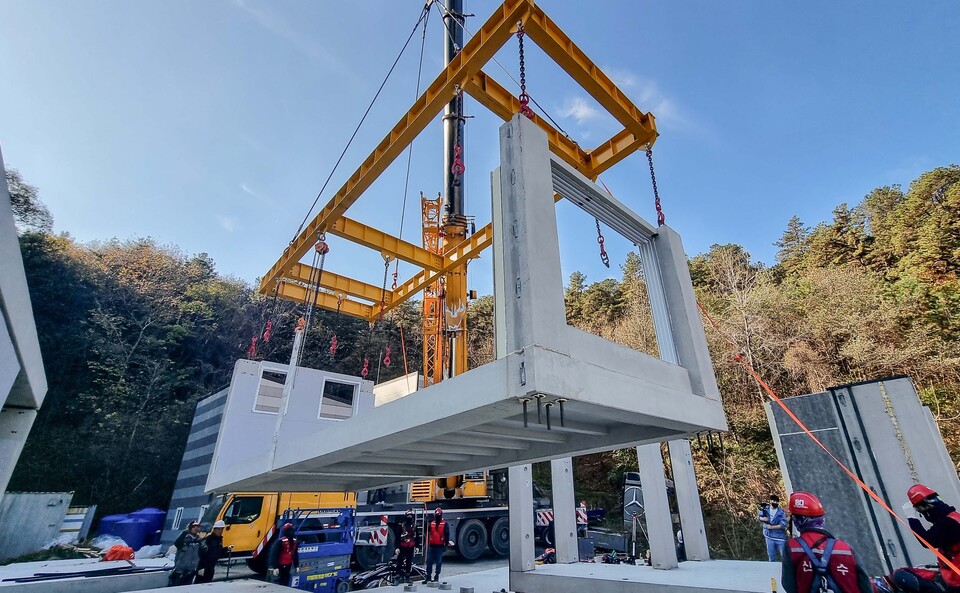 경기도 용인 기술연구원 내에 시공된 PC 라멘조 모듈러 목업 시공 모습. 2025.3.23./사진=현대건설