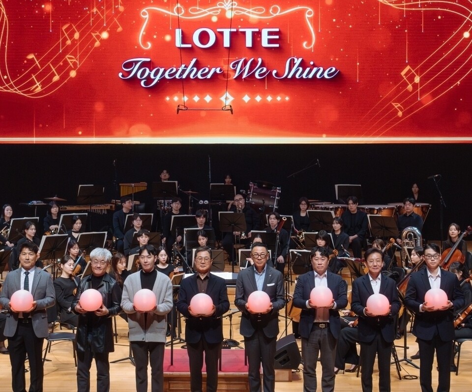 2025년 3월 21일 서울 송파구 롯데콘서트홀에서 열린 ‘2025 롯데 행복나눔 동행콘서트’에서 이달곤 동반성장위원장(왼쪽에서 네번째), 이동우 롯데지주 대표이사(왼쪽에서 다섯번째)와 파트너사 직원 대표들이 동반성장을 기원하는 점등식에 참여하고 있다. 2025.3.23./사진=롯데지주