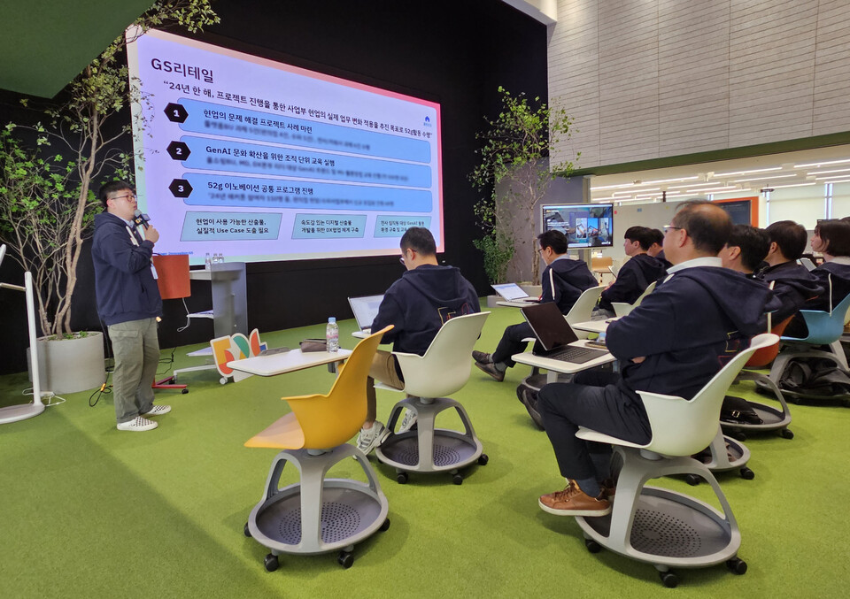 2025년 3월 19일 권태홍 GS리테일 52g 파트장이 서울 강남구 역삼동 GS타워에서 열린 ‘52g 협의체’에서 고객과 현장 중심 AX과제에 대해 설명하고 있다. 2025.3.23./사진=GS리테일