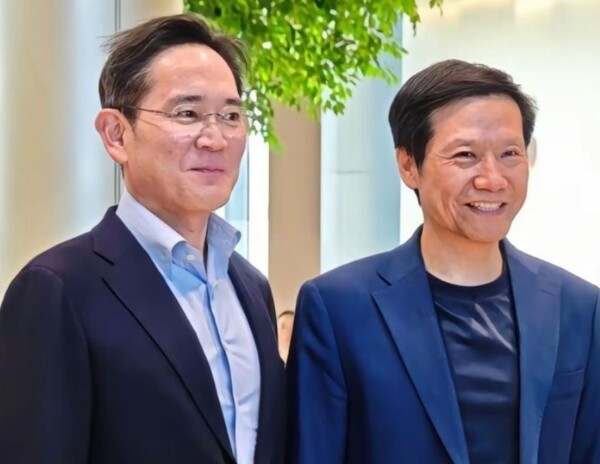 이재용 삼성전자 회장(왼쪽)이 2025년 3월 22일 레이 쥔 샤오미 회장을 샤오미 전기차 공장에서 만나 기념사진을 촬영하고 있다./중국 샤오미 웨이보 캡처.