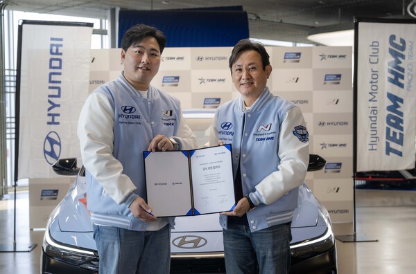 현대차는 2025년 3월 21일 현대 모터스튜디오 서울에서 '현대차-TEAM HMC 후원 협약식'을 진행했다. 협약식에서 TEAM HMC 레이싱팀 김주현 단장(왼쪽)과 현대차 국내상품마케팅사업부장 조원상 상무가 기념 촬영을 하고 있다./사진=현대차.