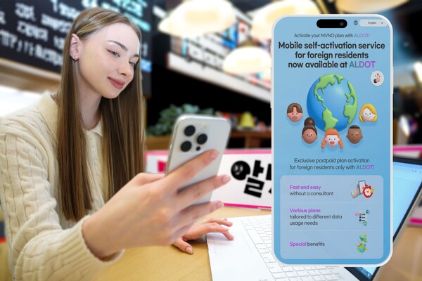 LG유플러스가 외국인 고객도 쉽고 빠르게 알뜰폰 서비스에 가입할 수 있도록 지원하는 '외국인 셀프개통' 서비스를 알뜰폰 업계 최초로 선보인다. 사진은 LG유플러스 모델이 '알닷'을 소개하고 있는 모습./사진=LG유플러스. 2025.3.24