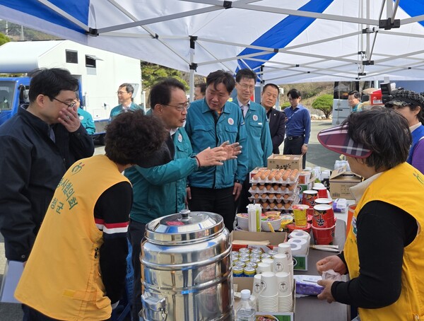 지준섭 농협중앙회 부회장(왼쪽에서 3번째)이 2025년 3월 24일 경남 산청의 이재민 대피소를 찾아 이재민의 생활 안정을 위한 지원을 확인하고 있다. / 사진=농협중앙회