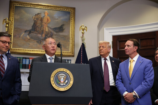 정의선 현대차그룹 회장이 2025년 3월24일(현지시간) 미국 워싱턴DC 백악관 루즈벨트룸에서 도널드 트럼프 미국 대통령, 마이크 존스 미 연방하원 의장, 제프 랜드리 루지애나주 주지사 등이 서있는 가운데 미국 투자 계획을 발표하고 있다./로이터연합