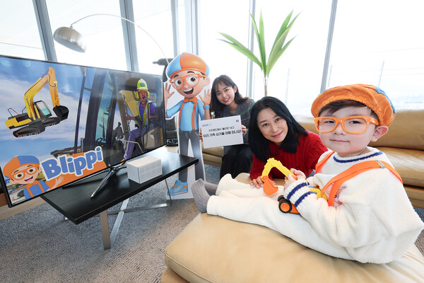 모델들이 지니 TV 키즈랜드에서 공개된 블리피 시리즈를 소개하고 있다./사진=KT