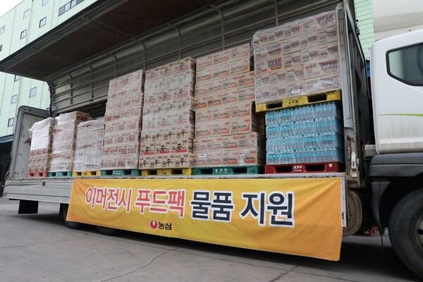농심이 최근 산불로 어려움을 겪고 있는 경상권을 중심으로 이머전시 푸드팩 3000세트를 긴급 지원한다./사진=농심. 2025.3.25