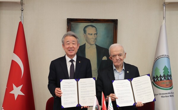 농협중앙회 강호동 사장과 튀르키예 카퍼 육셀 회장이 2025년 3월 24일(현지시간) or-koop 업무 협약을 맺고 기념사진을 촬영하고 있다. /농협중앙회