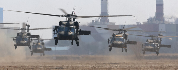 2025년 3월 19일 인천광역시 서구 장도 훈련장에서 실시된 '한미 연합 공중기동 훈련'에서 블랙호크(UH-600 헬기들이 기동하고 있다. /연합