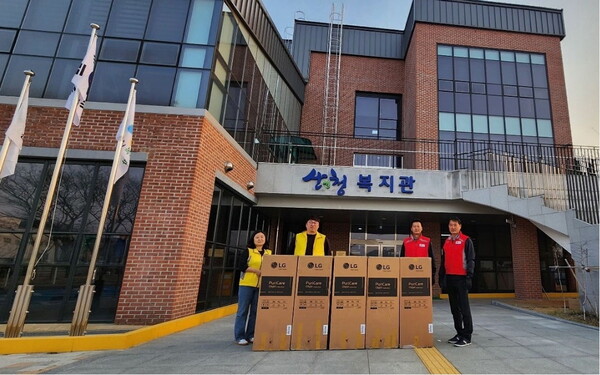 2025년3월25일 LG전자 설치기사들이 산불 피해지역 이재민 대피소로 활용되는 경남 산청군 산엔청복지관을 찾아 공기청정기를 전달하고 있다. /사진=LG