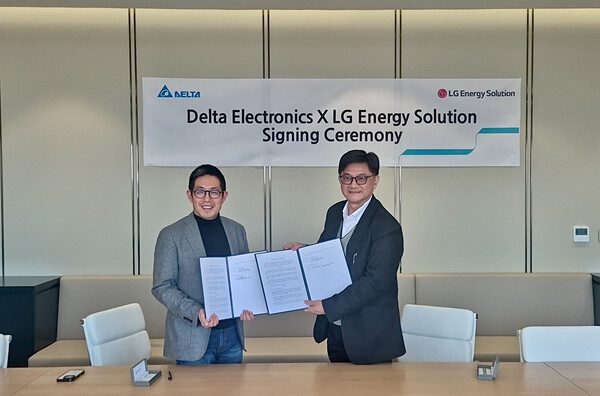 2025년3월25일 서울 여의도 lg에너지솔루션 본사에서 진행된 미국 주택용 ESS 시장 관련 파트너십 체결식에서 (왼쪽부터)  LG에너지솔루션 김형식 ESS전지사업부장과 델타 일렉트로닉스 PVI 사업부 총괄 책임자 마이크 왕(Mike Wang)이 기념사진을 찍고 있다./사진=LG에너지솔루션