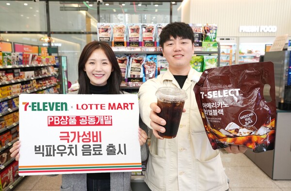 세븐일레븐이 롯데마트와의 공동 개발 상품으로 '세븐셀렉트 대용량 파우치음료' 4종을 출시했다./사진=세븐일레븐. 2025.3.26