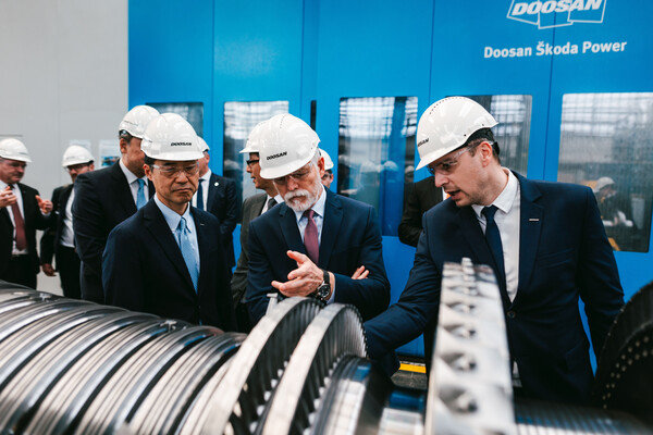 2025년 3월 25일(현지시각) 두산스코다파워를 방문한 페트르 파벨 체코 대통령(오른쪽 2번째)이 손승우 두산에너빌리티 파워서비스BG장(3번째)과 증기터빈을 살펴보고 있다. /두산에너빌리티