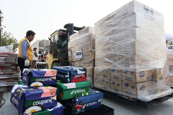 쿠팡 관계자들이 2025년 3월26일 경상북도 의성군청에 구호물품을 전달하고 있다./사진=쿠팡