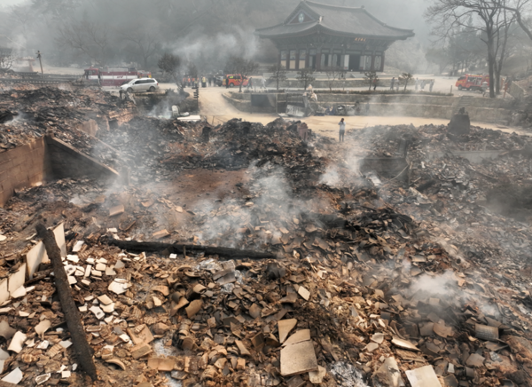 26일 경북 의성군 단촌면 고운사 가운루를 비롯한 건물들이 전날 번진 산불에 모두 불에타 흔적만 남아 있다. 이번 화재로 국가 지정 문화유산 보물로 지정된 가운루와 연수전 등이 소실됐다. 2025.3.26./연합