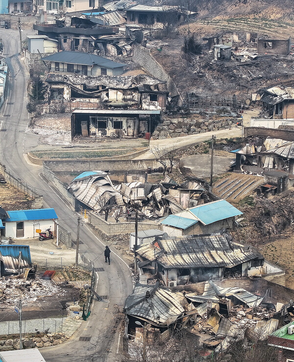 6일 경북 영덕군 영덕읍 매정1리 마을 대부분 주택이 산불에 불타 폐허로 변해 있다. 영덕에서는 이번 산불로 다수의 사망자가 발생했다. 2025.3.26./연합