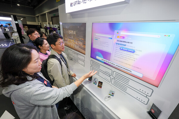 KT 직원이 AI 투어에서 한국적 AI의 개념을 담은 GPT4o기반 커스텀 모델을 소개하고 있다./사진=KT