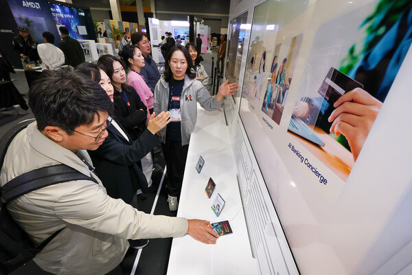 KT 직원이 AI 투어에서 한국적 AI의 개념을 담은 GPT4o기반 커스텀 모델을 소개하고 있다./사진=KT