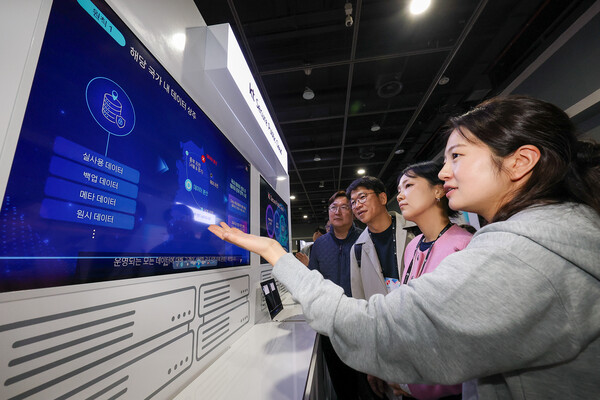 KT 직원이 AI 투어에서 보안성을 강화한 퍼블릭 클라우드 KT SPC를 소개하고 있다./사진=KT