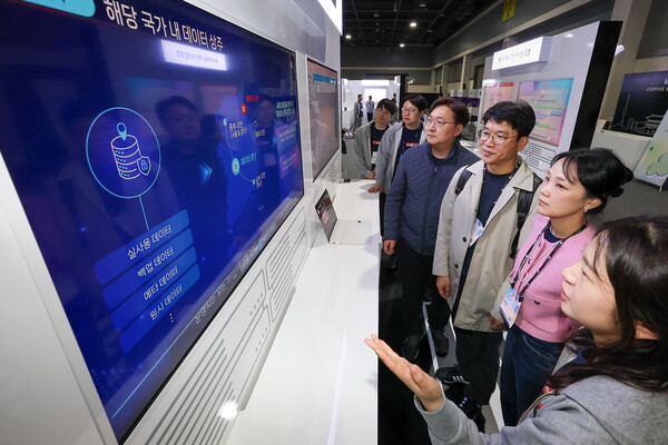 KT 직원이 AI 투어에서 보안성을 강화한 퍼블릭 클라우드 KT SPC를 소개하고 있다./사진=KT