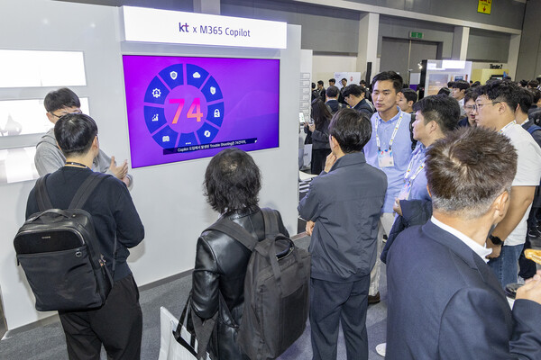 KT 직원이 AI 투어에서 사내 AI를 활용한 업무 혁신 경험을 소개하고 있다./사진=KT
