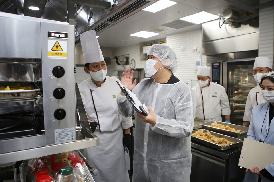 2025년 3월 19일 위생등급제 인증을 위해 식약처 식중독예방과 사무관과 한국식품안전관리인증원 서울지원장이 63뷔페 파빌리온 용산에 방문해 후방 조리시설과 식자재 보관 상태 등을 점검하고 있다. 2025.3.26./사진=HDC아이파크몰