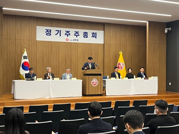 황성만 오뚜기 대표이사가 2025년 3월 26일 안양시 오뚜기 중앙연구소 강당에서 열린 제54기 정기주주총회에서 인사말을 전하고 있다. / 사진=오뚜기