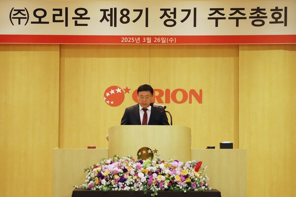 이승준 오리온 대표이사가 2025년 3월 26일 서울 용산구 오리온 본사에서 열린 제8기 정기 주주총회에서 인사말을 전하고 있다. / 사진=오리온