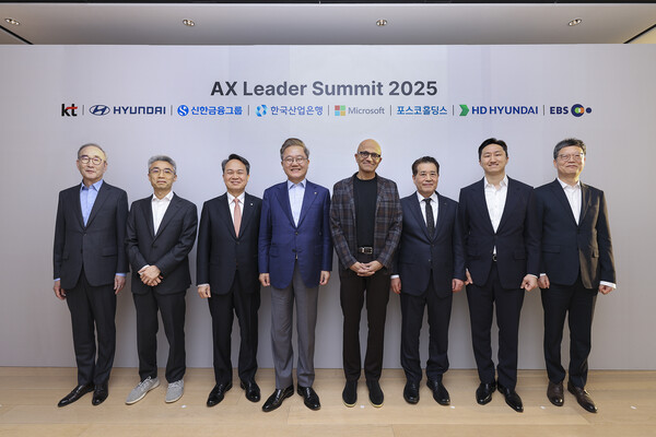 2025년 3월 25일 KT 광화문 사옥에서 열린 'AI 리더 써밋'에서 (왼쪽부터) KT 김영섭 대표, 현대자동차그룹 송창현 사장, 신한금융지주 진옥동 회장, 한국산업은행 강석훈 회장, 마이크로소프트 사티아 나델라 CEO 겸 이사회 의장, 포스코그룹 장인화 회장, HD현대 정기선 수석부회장, EBS 김유열 사장이 기념촬영을 하고 있다./사진=KT