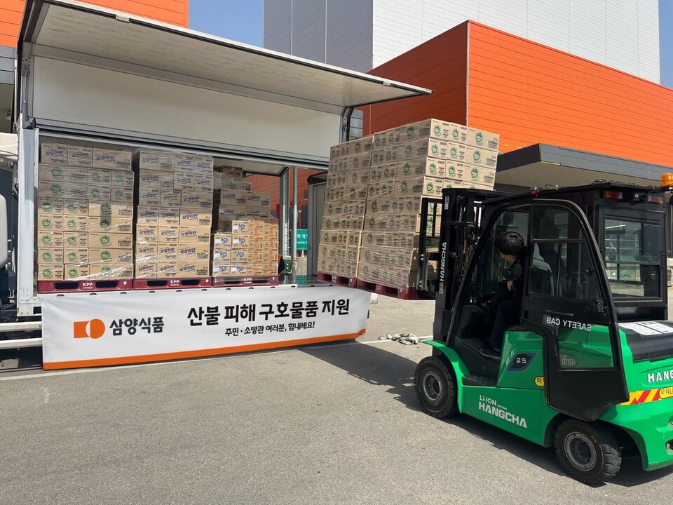 2025년 3월 26일 삼양식품 밀양공장에서 경상권 산불 피해 주민 등에게 보낼 물품이 지게차로 옮겨지고 있다. /사진=삼양식품 제공