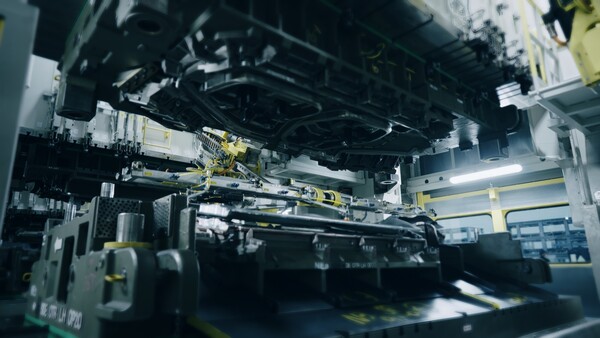 HMGMA 프레스 공장에서 강판이 패널로 제조되는 모습./사진=현대차. 2025.3.27