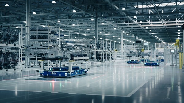 HMGMA 차체 공장에서 생산되고 있는 차체가 자율주행 운반 로봇(AGV)에 실려 운반되는 모습./사진=현대차. 2025.3.27