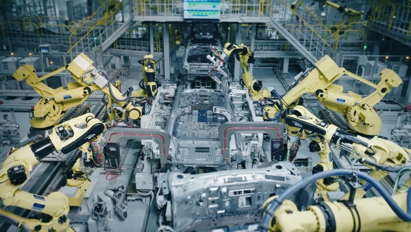 HMGMA 차체 공장에서 차량 패널이 용접 공정을 거치며 자동차의 형태로 생산되는 모습./사진=현대차. 2025.3.27