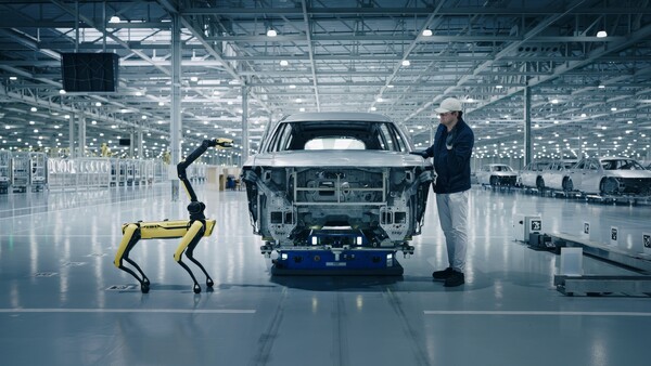 HMGMA 차체 공장에서 보스턴 다이내믹스의 4족 보행 로봇 '스팟(Spot)'이 차체를 검사하는 모습./사진=현대차. 2025.3.27