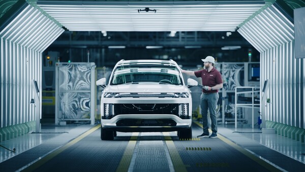 HMGMA에서 생산된 아이오닉 9을 작업자가 최종 점검하는 모습./사진=현대차. 2025.3.27