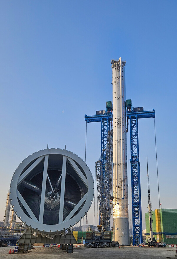 프로필렌 분리타워가 설치된 모습이다. /2025.3.27 현대건설