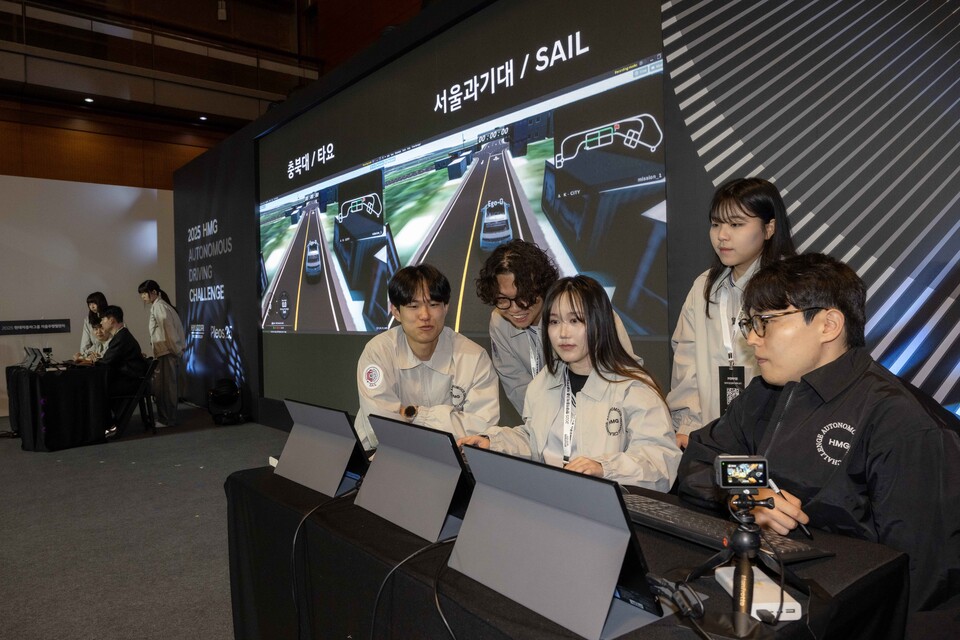 현대자동차그룹이 2025년 3월 27일 서울 코엑스에서 대학생을 대상으로 개최한 자율주행 경진대회 '2025 자율주행 챌린지'의 본선 경기 현장 모습./사진=현대자동차그룹