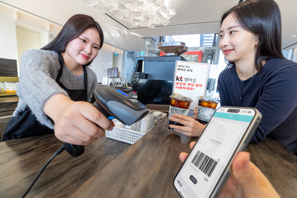 모델들이 서울시 종로구에 위치한 카페에서 KT 멤버십 할인과 달.달.혜택을 이용하는 모습./사진=KT