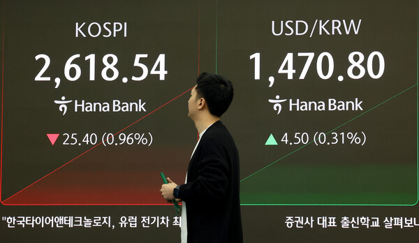 2025년 3월 27일 오전 서울 중구 하나은행 본점 딜링룸 현황판에 코스피 지수, 원/달러 환율이 표시돼 있다./사진=연합뉴스
