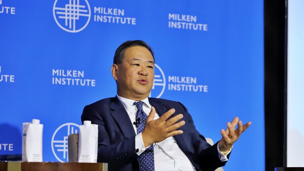 김상현 롯데 유통군 총괄대표 부회장이 2025년 3월 27일 서울 종로구에 위치한 포시즌스 호텔 서울에서 개최된 '밀컨 연구소 코리아 디너(Milken Institute Korea Dinner)'에서 '지평선에 선 대한민국, 변화하는 비즈니스 및 투자 환경' 연사로 발언하고 있다./사진=롯데.