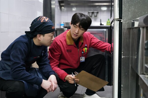 BBQ가 봄 시즌을 맞아 소비자들의 만족과 편의를 도모하고자 대대적인 매장 교차 점검을 시행한다./사진=BBQ. 2025.3.28