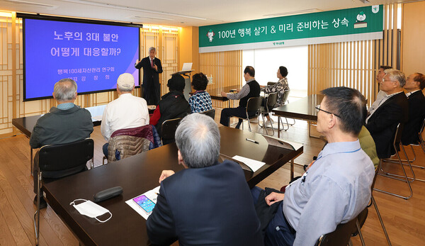 하나은행은 2025년 3월 26일 서울 광진구 도심형 프리미엄 시니어 타운 '더 클래식 500'에서 은퇴설계전문가 강창희 대표와 함께 '찾아가는 하나더넥스트 세미나'를 개최했다. 강창희 행복100세 자산관리 연구회 대표가 '행복 100세 은퇴설계 여행'을 주제로 강의를 진행하고 있다./사진=하나은행