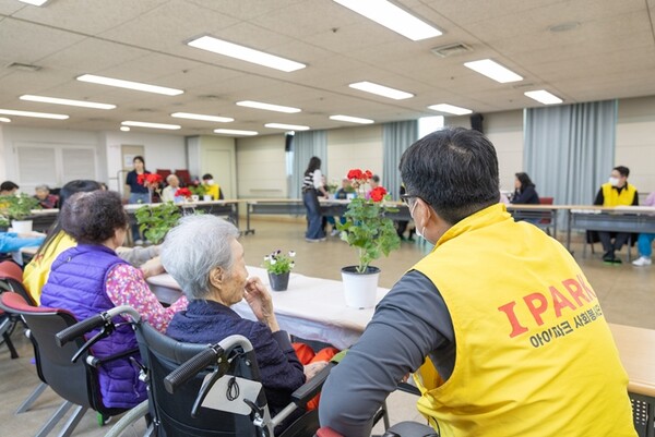 2025년 3월 28일 서울 중랑구에 있는 서울시립중랑노인전문요양원에서 HDC현대산업개발 상봉9-I 현장 직원과 지역주민 등이 봉사활동을 진행하고 있다.