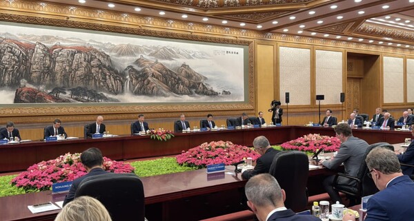 2025년3월28일 이재용 삼성전자 회장이 중국 베이징에서 시진핑 국가 주석과 글로벌 기업 최고경영자들과의 면담에 참석하고 있다./사진=연합뉴스