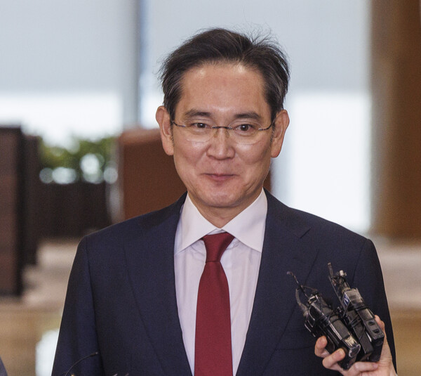 중국을 방문했던 이재용 삼성전자 회장이 28일 오후 서울 강서구 김포공항을 통해 귀국하고 있다. 2025.3.28//연합