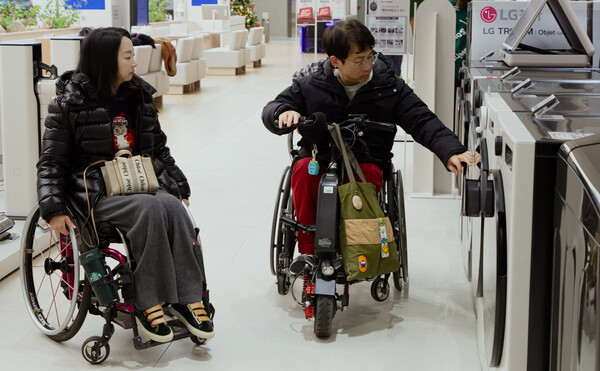 LG전자의 가전제품 접근성 개선 커뮤니티 ‘볼드 무브(Bold Move)’ 회원들이 서울 양평동 소재 베스트샵 서울양평220점에서 LG전자 가전제품을 살펴보고 있다./2025.3.30.LG전자