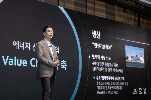 2025년 3월 28일서울 여의도 페어몬트 호텔에서 열린 2025 현대건설 CEO 인베스터 데이에서 이한우 대표가 에너지 중심의 미래 성장 전략 ‘H-Road’를 발표하고 있다./현대건설